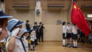 Scholen Hongkong op vingers getikt: leerlingen zingen Chinees volkslied te