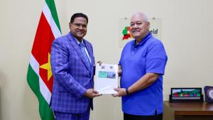 President Santokhi ontvangt bijgewerkt olielekkagebestrijdingsplan