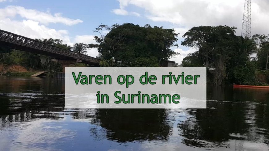 Varen op de rivier in Suriname