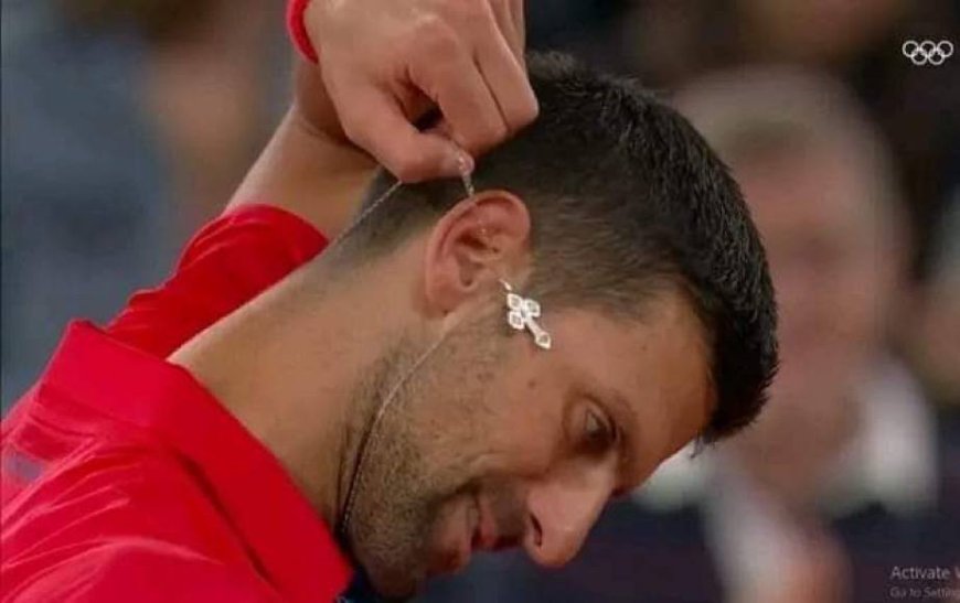 Tennisster Novak Djokovic toont zijn kruis tijdens de controverse rond de openingsceremonie v