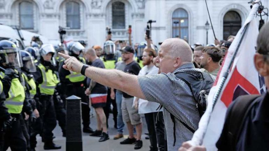 Premier Starmer roept politie op om op te treden tegen geweld ’plunderende bendes’