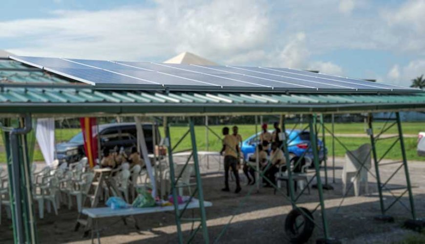 Carport met solarsysteem verlicht Sosis-sportcomplex