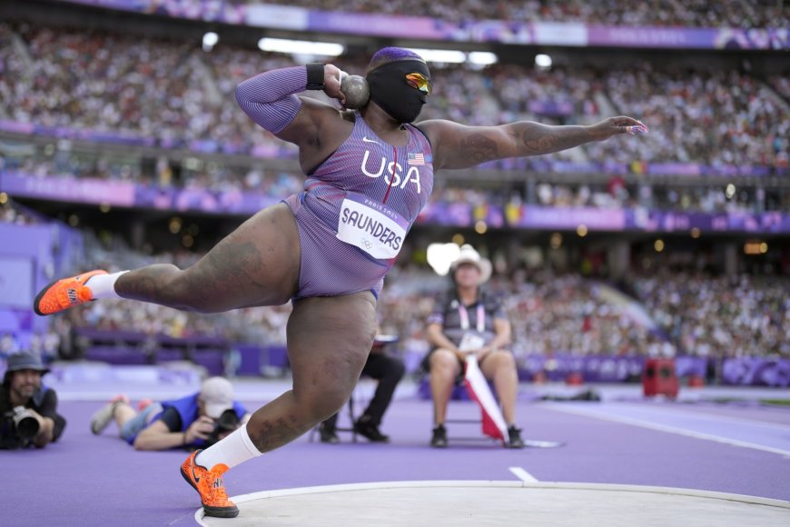 Kogelstootster Saunders baart opzien op Olympische Spelen met opvallend masker