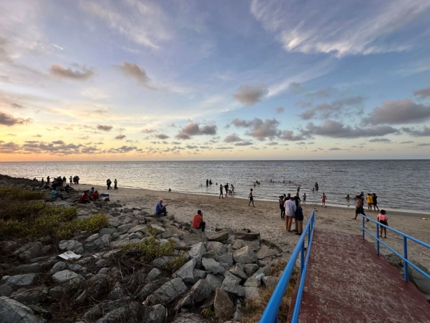 Duizenden toeristen genieten van ‘nieuwe’ strand nabij zeedijk Nickerie