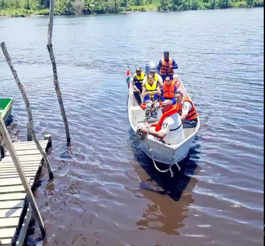 Procureur-generaal overhandigt boot en buitenboordmotor aan politie Regio West Suriname