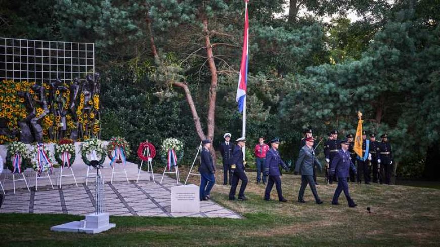 Duizenden eren oorlogsslachtoffers op Nationale Herdenking 15 augustus 1945 in Den Haag