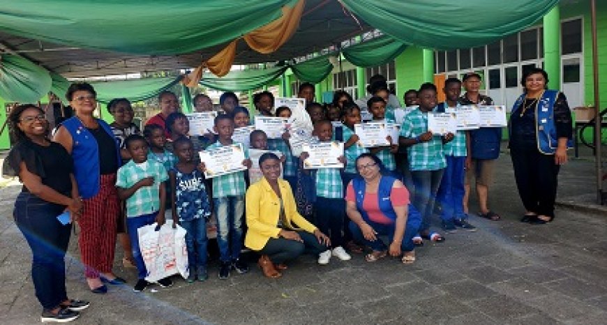 Kiwanis Club Paramaribo Central maakt bestgeslaagden Fatimaschool wederom blij