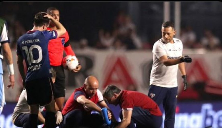 Nacional Verdediger Izquierdo Stort In op het Veld tegen Sao Paulo