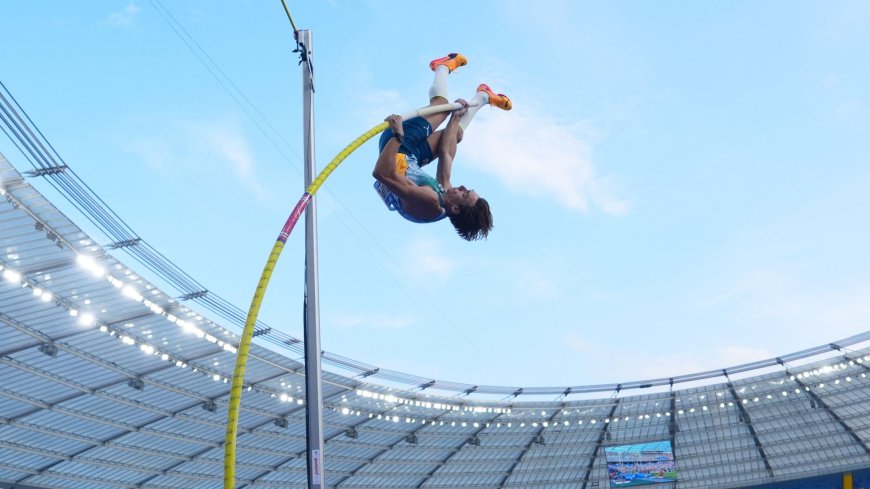 Polsstokhoogspringer Duplantis doet het weer: tiende wereldrecord met 6,26 meter