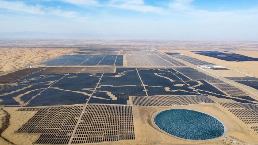 3,46 miljoen blauwe zonnepanelen strekken zich uit over de noordelijke rand van de Chinese Ku