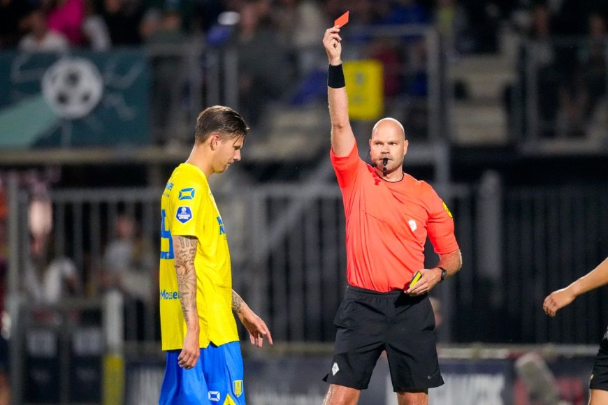 Michiel Kramer moet 3 duels toekijken na elleboogstoot tegen AZ