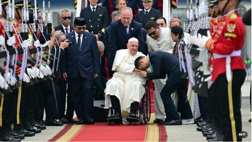 87-jarige paus Franciscus begint aan marathonreis door Verre Oosten