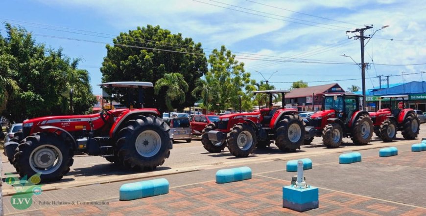 Agro-coöperaties in Nickerie worden ondersteund met alvast 13 tractoren door de regering