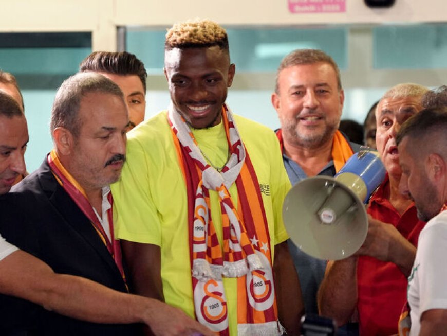 Napoli-spits Victor Osimhen sluit zich aan bij Galatasaray op huurbasis