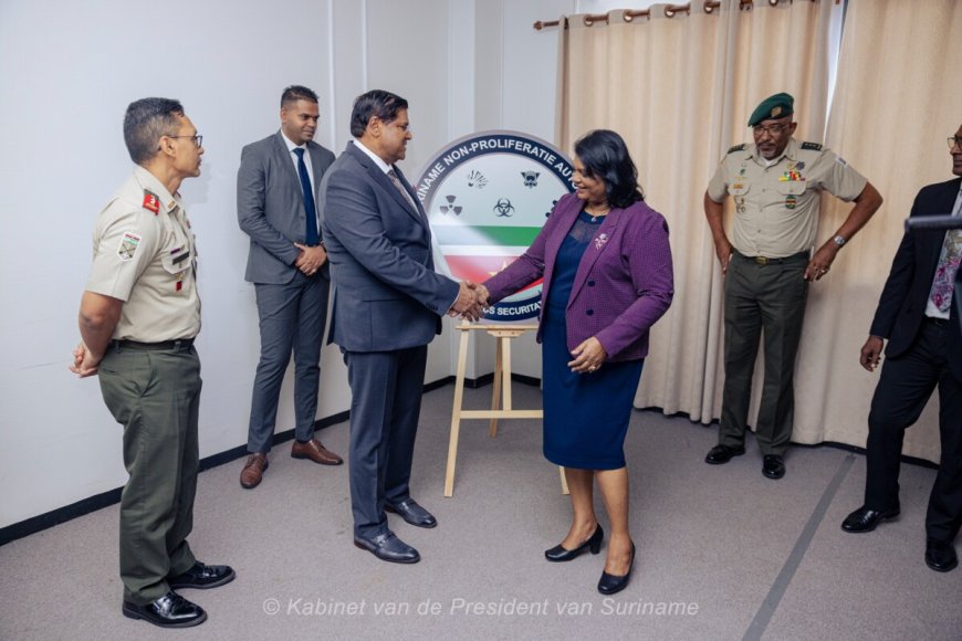 President Santokhi en minister Mathoera onthullen logo SNA