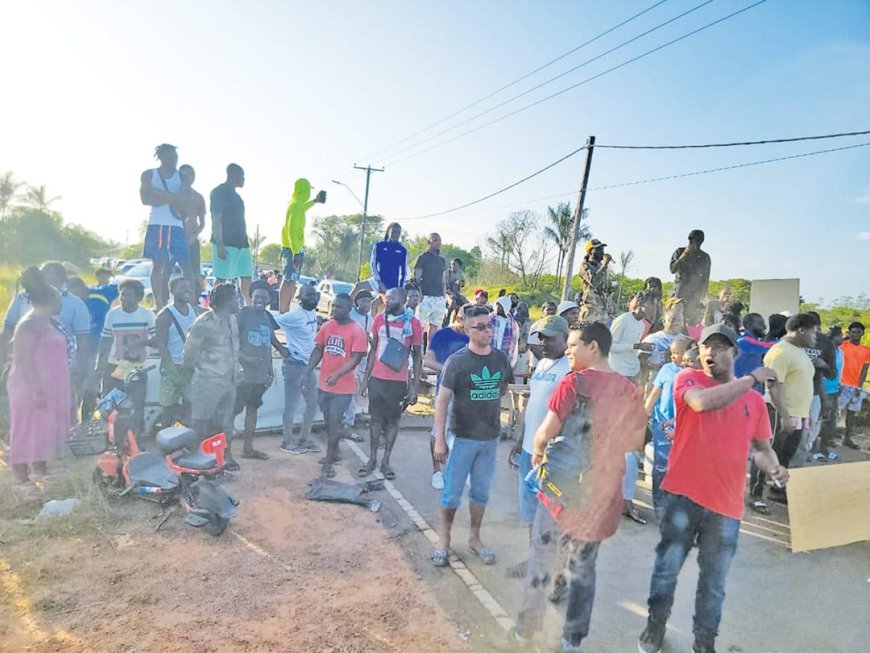 Bewoners Albina barricaderen weg en eisen oplossing