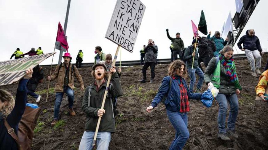 OM wil dertien klimaatactivisten vervolgen voor ‘veroorzaken gevaar’ bij XR-blokkades A10