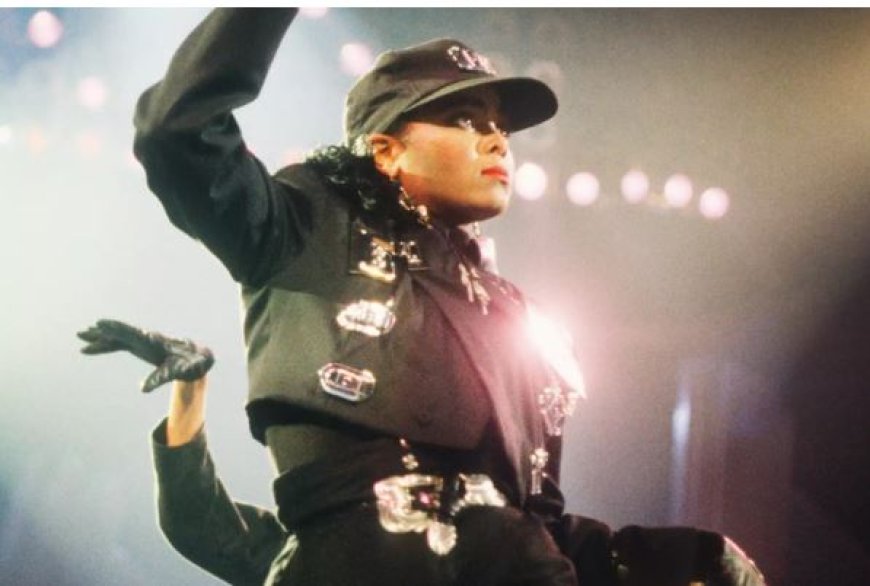 Janet Jackson Herinnert zich Kledingstoring tijdens Optreden voor de Koningin**