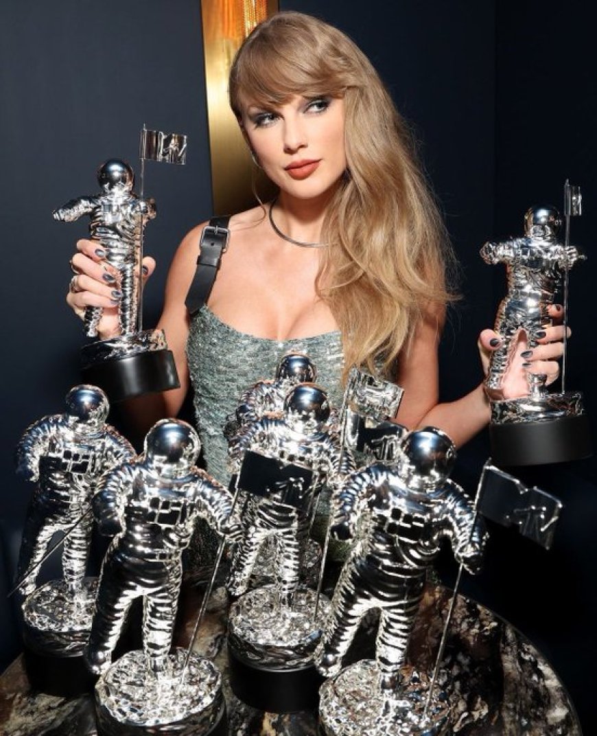 Taylor Swift poseert met haar 7 #VMAs awards van de avond.