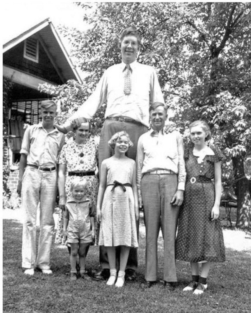 De langste man die ooit heeft geleefd, Robert Wadlow, poseert met zijn gezin in 1935.