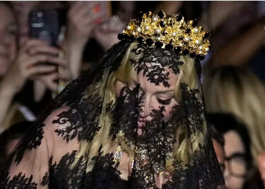 Madonna Maakt Gesluierde Entrée bij Dolce & Gabbana Show tijdens Milan Fashion Week