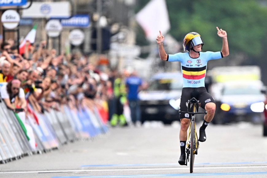 Remco Evenepoel maakt favorietenrol waar en prolongeert wereldtitel