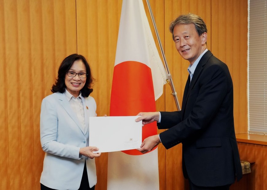 Ambassadeur Fung Ho-Chong overhandigt geloofsbrieven aan Japanse keizer Naruhito