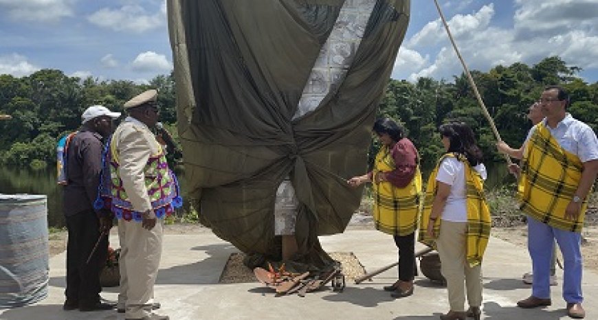 Onthulling Boekoe Monument in het dorp Tamarin