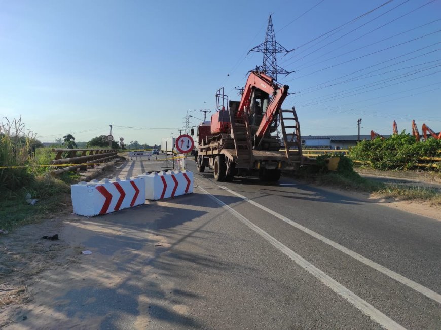 Brug over Parakreek na twee weken nog niet gerepareerd