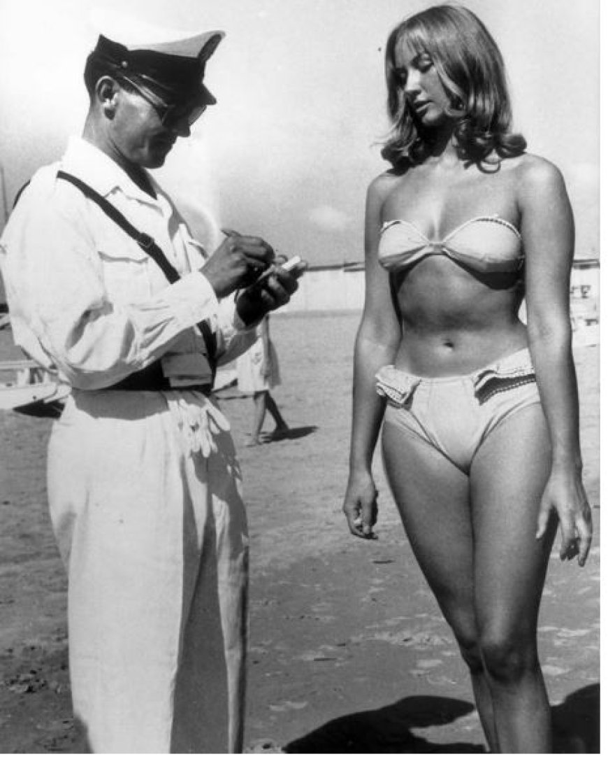 Een vrouw krijgt een boete omdat ze een bikini draagt, 1957.