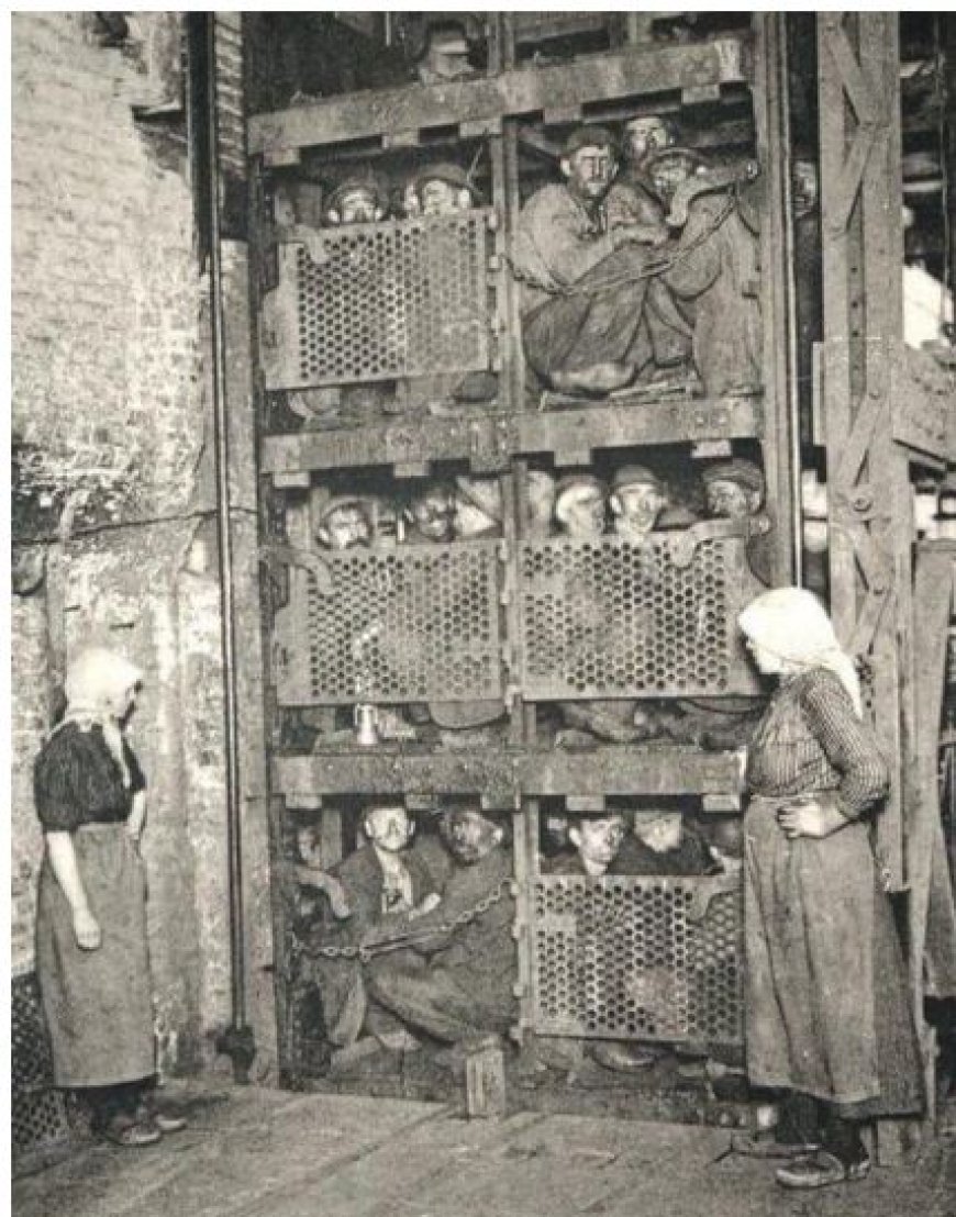 Kolenmijnwerkers keren na een dag werken terug uit de diepten, België, ca. 1900.