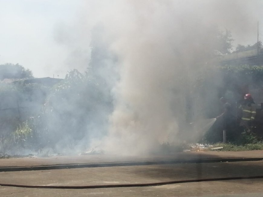 Brand op leegstaand perceel aan Fred Derbystraat