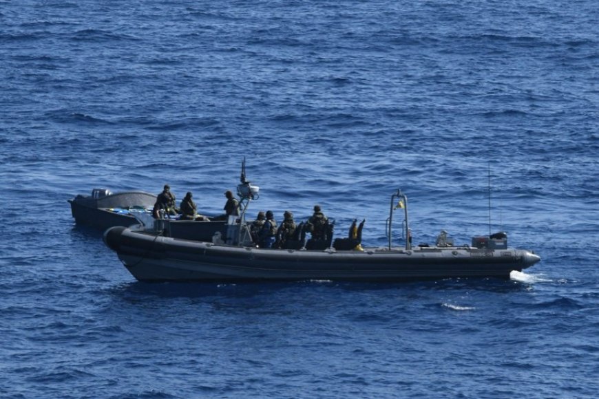 Nederlands marineschip dwingt binnen 3 uur 2 drugstransporten tot stoppen in Caribische Zee