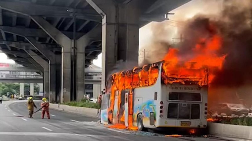 Schoolbus met tientallen scholieren en leraren vliegt in brand in Thailand