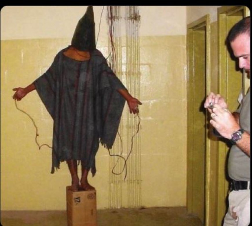 Foto uit november 2003 toont een gevangene die in de Abu Ghraib-gevangenis door Amerikaanse t