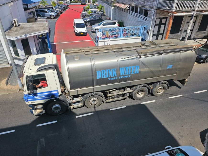 DUUR DRINKWATER UIT DE TANKWAGEN