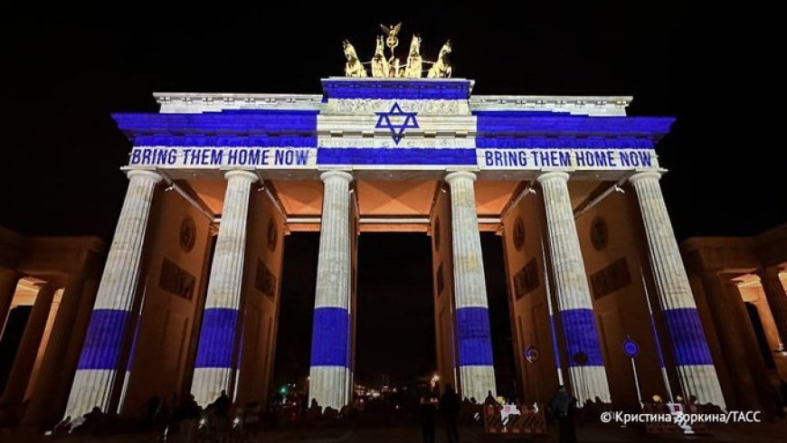 De Brandenburger Tor is verlicht in de kleuren van de Israëlische nationale vlag om de eerste