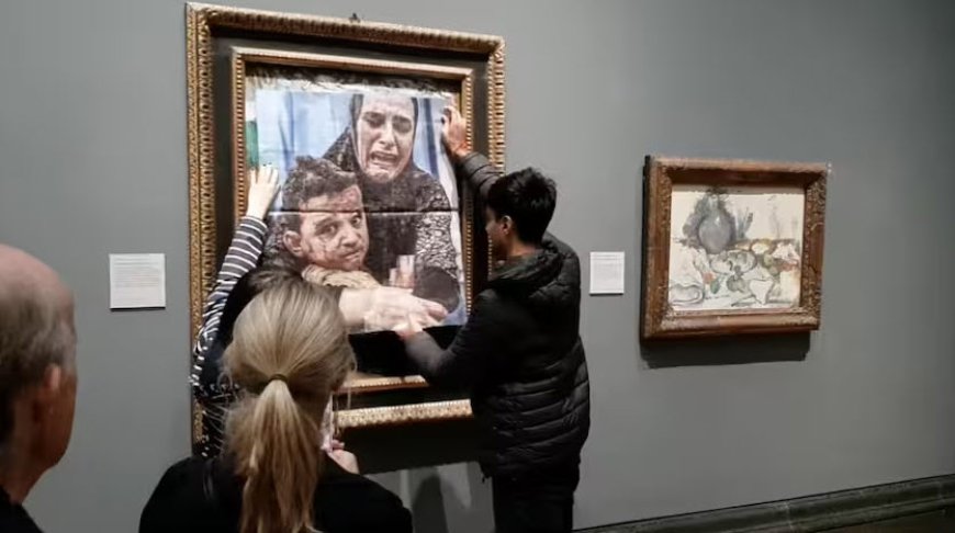 Activisten plakken foto van Palestijnen op schilderij van Picasso