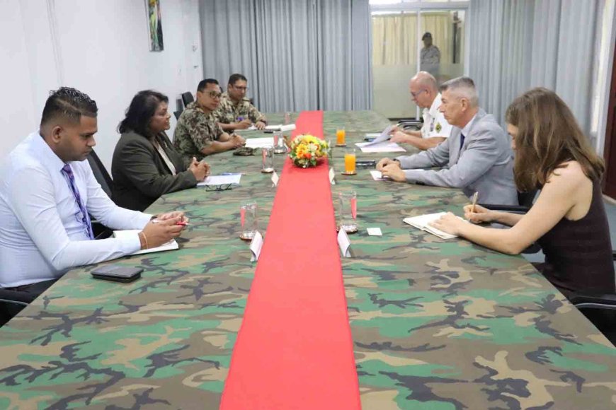 Frankrijk en Suriname bespreken militaire samenwerking