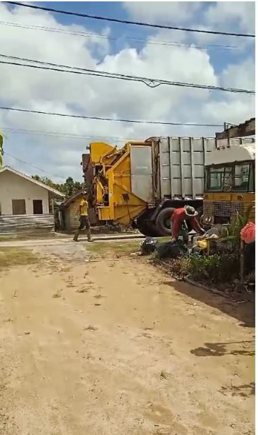 Afval inzameling in District Para Hervat na Klachten Bewoners.