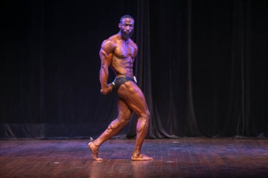 CAC-bodybuilding: Goud en pro card voor Gajus Haakmat