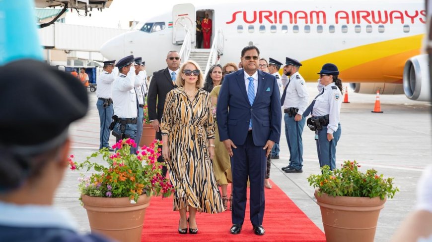 President Santokhi gearriveerd op Aruba