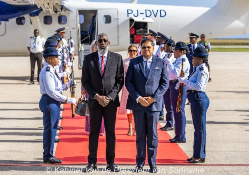 President Santokhi gearriveerd op Curaçao en verwelkomd door premier Pinas