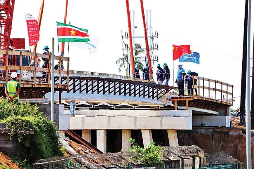 Nieuwe damwanden geplaatst brug Saramaccakanaal