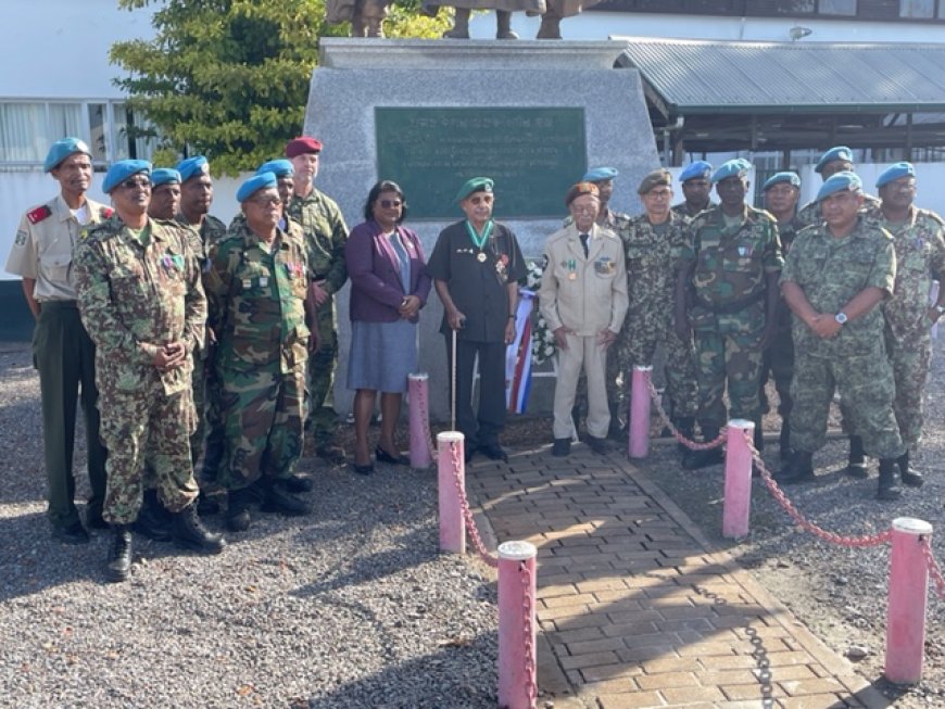 Kranslegging symbool voor moed en durf gesneuvelde militairen Koreaanse Oorlog