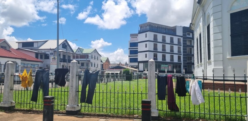 leren op schuttingen van monumentale gebouwen