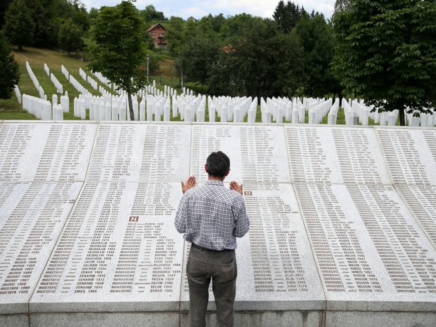 Herinnering aan Srebrenica: Een Blijvende Schaduw over Nederland.