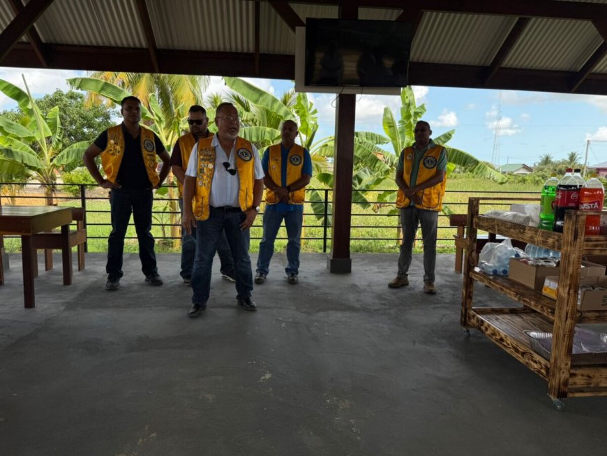 Lions Club Parwani Doneert aan Lokale Tehuizen ter Gelegenheid van Divali.