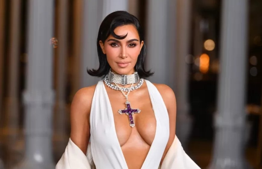 Kim Kardashian onder vuur omdat ze ketting van prinses Diana combineert met zeer sexy jurk