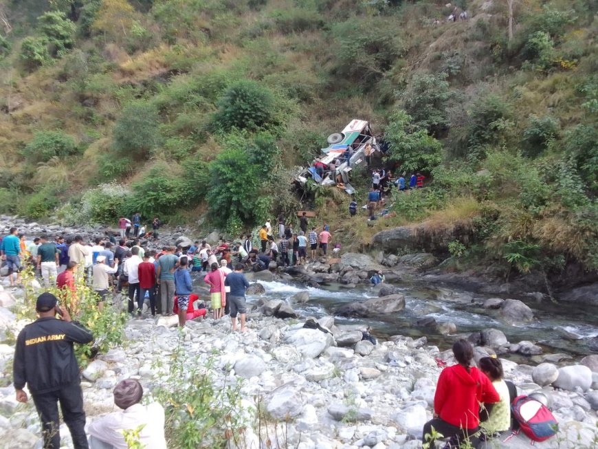 Zeker 36 doden in India nadat overvolle bus in diepe kloof in Uttarakhand slipt